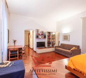 Monolocale grande in zona stazione centrale.