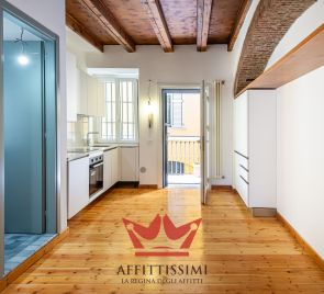 2 locali con cucina arredata e balcone navigli darsena.