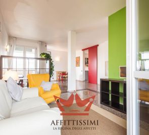 3 Locali con cucina abitabile 2wc e box.