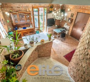 Casa di corte con terrazzo e ampia mansarda.